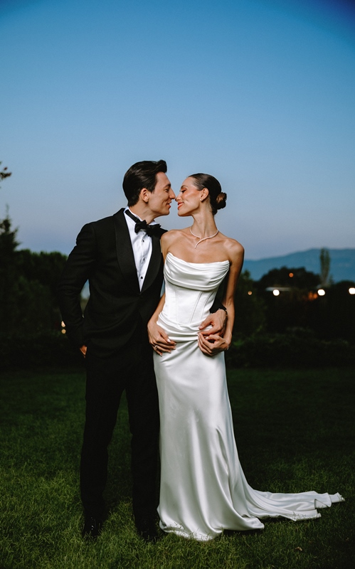 Lal Saran- Tolga İrdem  :  Assos’taki Aile Evinde Zarif Bir Törenle Mutluluklarını Taçlandırdılar  Lal Saran- Tolga İrdem  :  Assos’taki Aile Evinde Zarif Bir Törenle Mutluluklarını Taçlandırdılar